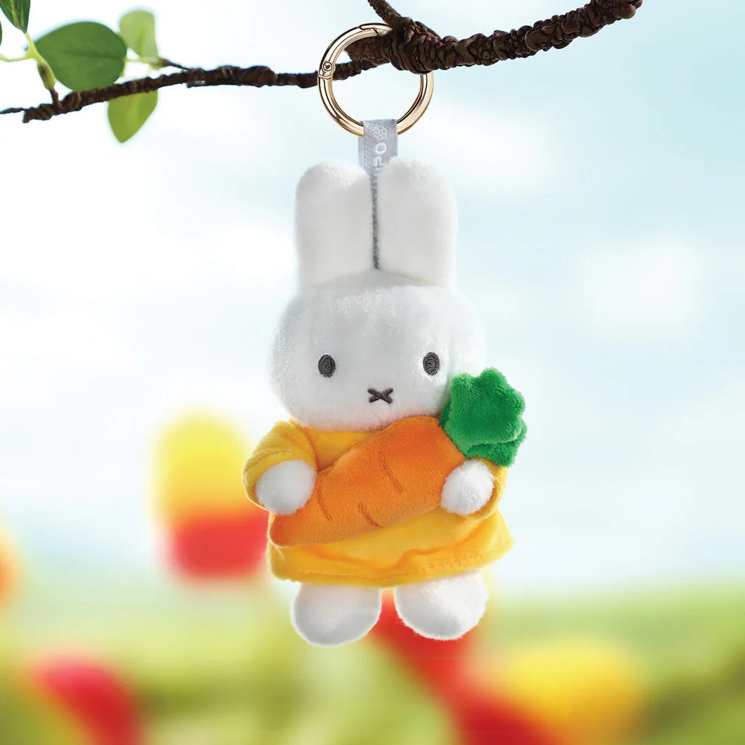 Miffy Hugging Series Keychain - Miffy Carrot